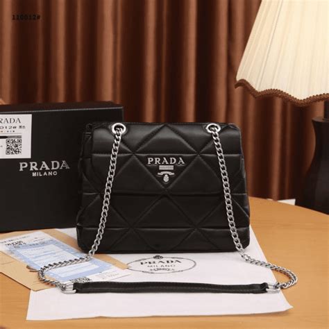 tas Prada terbaru